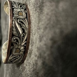 . One size fits all bendable Montana Boot Barn bracelet Gold/Silver